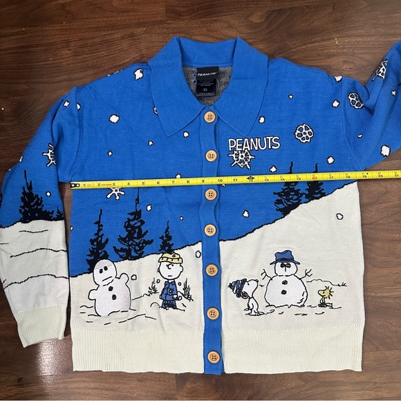 NWT Peanuts Winter Snowy Scene Cardigan - Picture 9 of 9